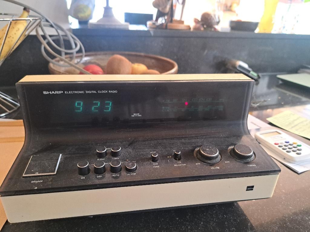 vintage radio wekker sharp fx-52-c, Electroménager, Réveils, Utilisé, Digital, Enlèvement