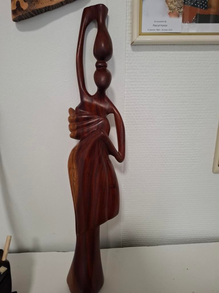 Beeldje Afrikaanse vrouw gebeeldhouwd handwerk Guinea Conakr, Antiek en Kunst, Ophalen, Houtsnijwerk, Art deco, Rood