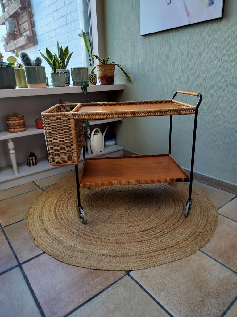 Serveerwagentje met rieten uitvoering en mandje, Ophalen