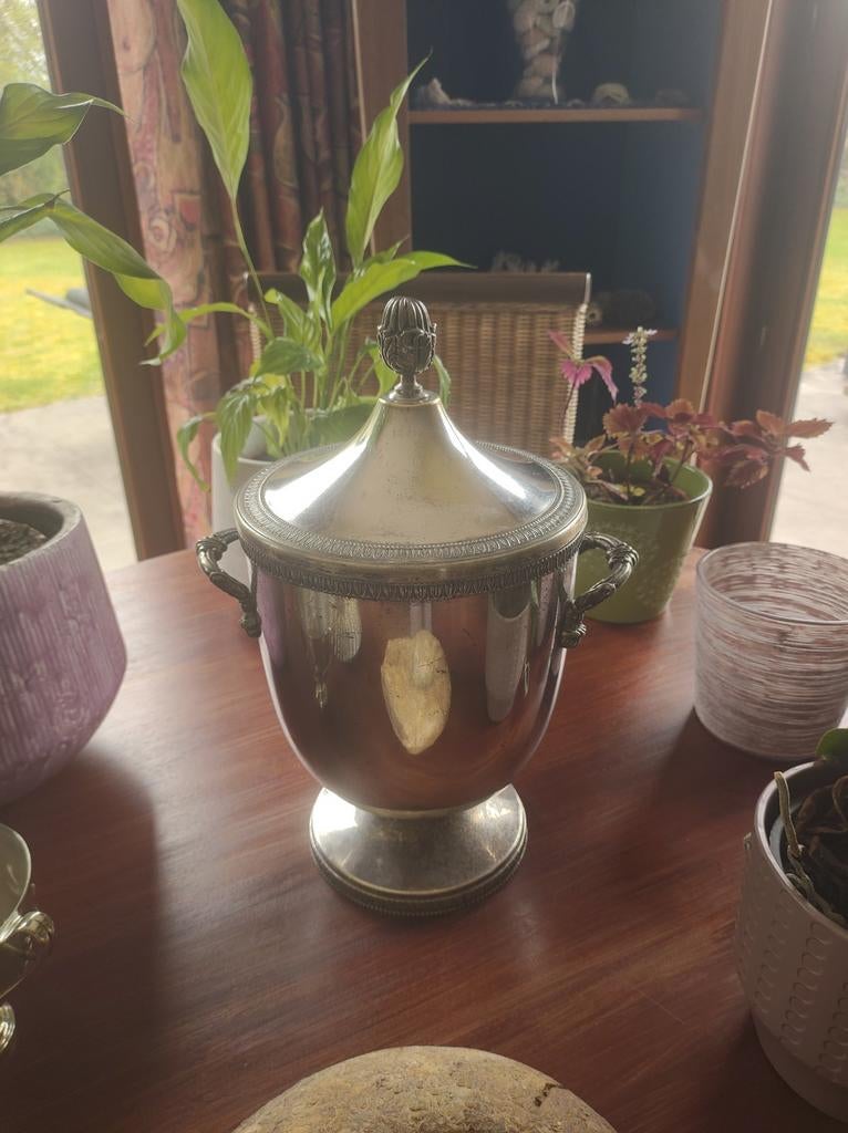 Seau à champagne en métal argenté., Envoi