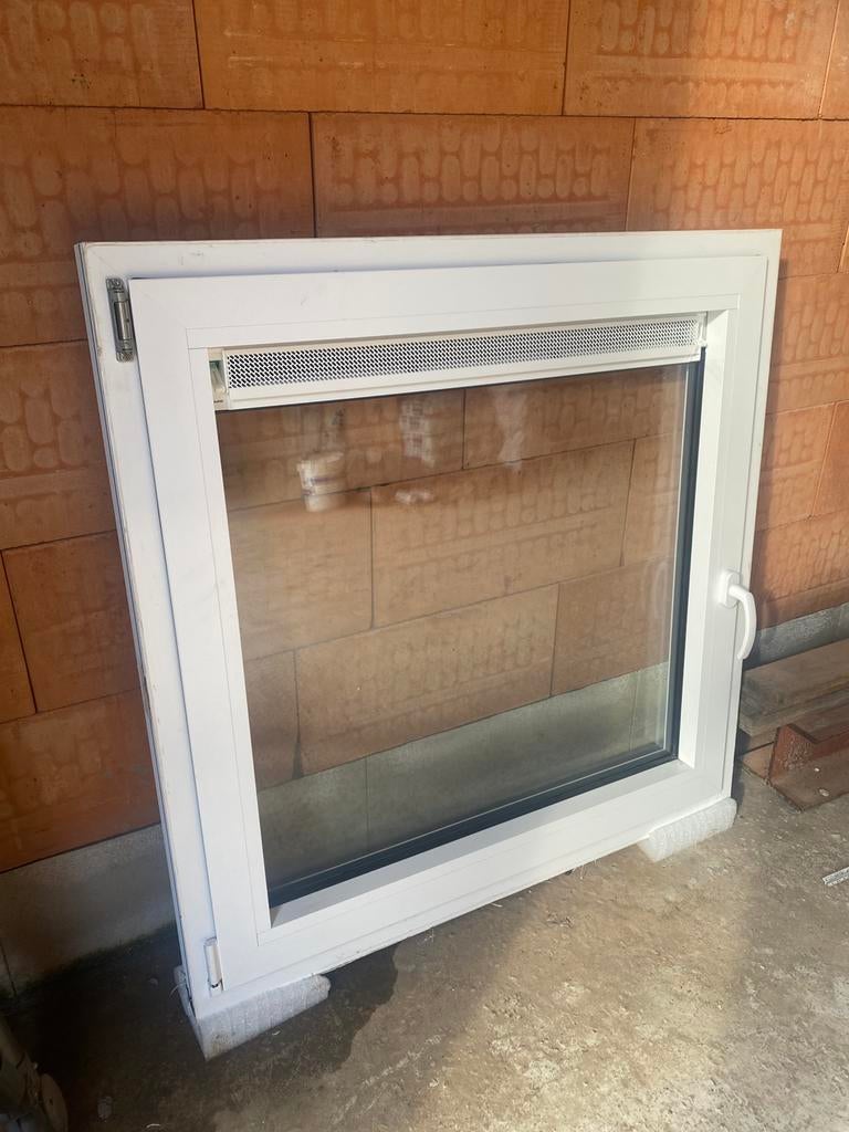 Fenêtre inclinable avec grille de ventilation, Enlèvement, Comme neuf, Aluminium