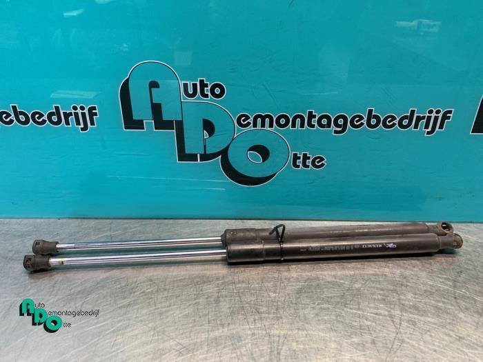 Kit amortisseur gaz hayon d'un Renault Clio (Clio 3 06-), Autos : Pièces & Accessoires, Carrosserie & Tôlerie, Renault, Utilisé