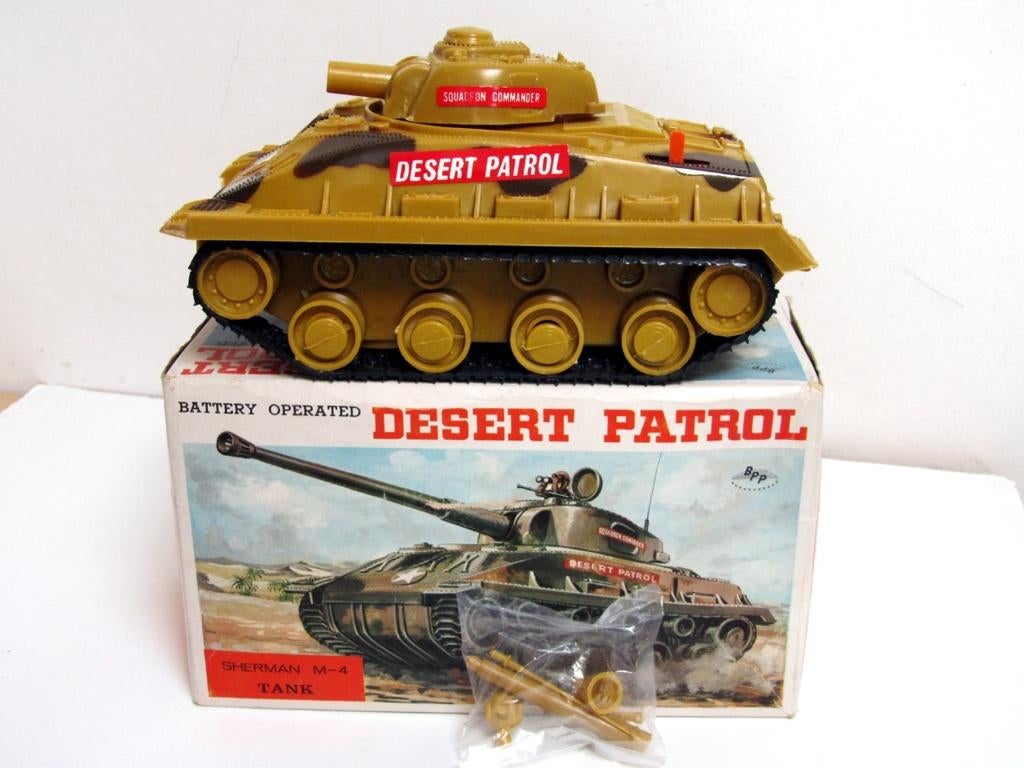 Sherman M-4 Tank Desert Patrol Battery Operated Hong Kong, Enlèvement ou Envoi, Comme neuf, Autres types