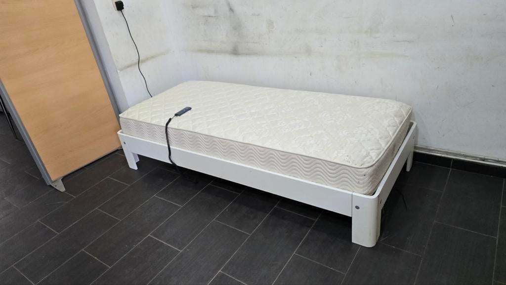 wit elektrisch auping bed met speciaal matras p, Huis en Inrichting, Wit