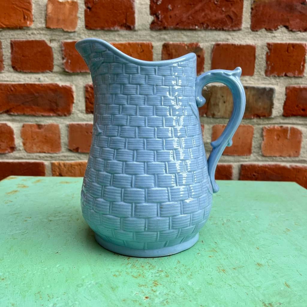 Cruche ancienne bleu clair à motif tissé et floral, Antiquités & Art, Enlèvement ou Envoi
