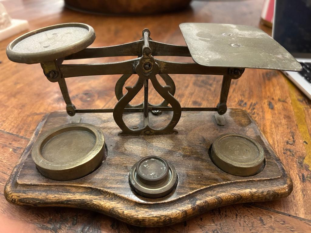 Ancienne petite balance Anglaise  avec les poids, Antiquités & Art, Enlèvement ou Envoi
