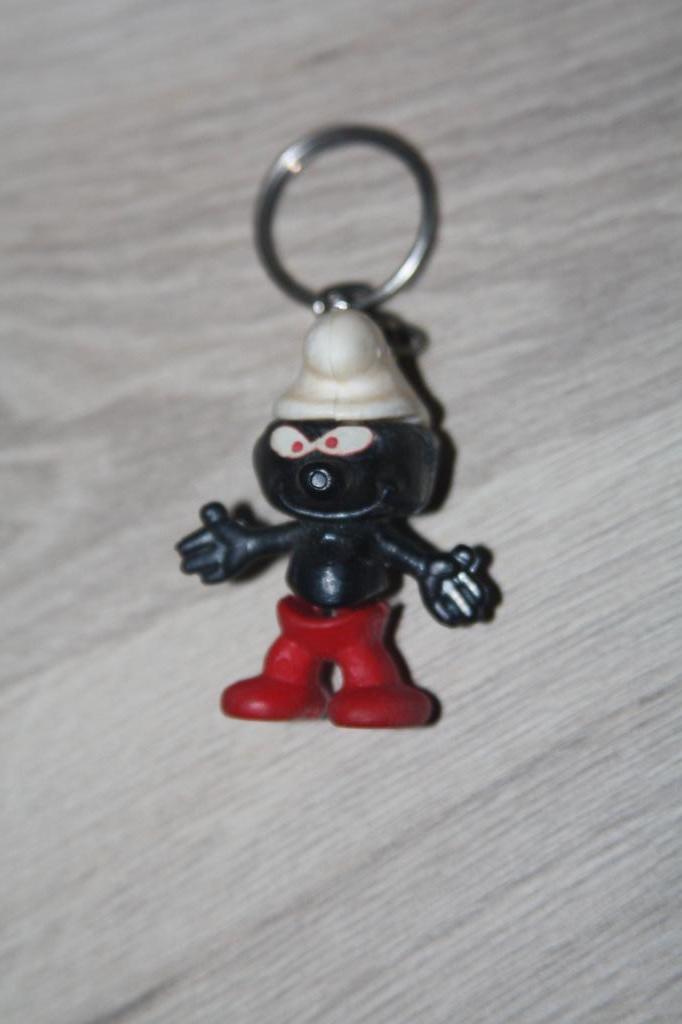 Oude sleutelhanger zwarte Smurf , Milkana ( 4 cm ) plastic, Collections, Enlèvement ou Envoi, Utilisé, Autres Schtroumpfs, Poupée, Figurine ou Peluche