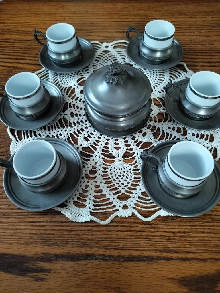 Tinnen koffieservies, Ophalen