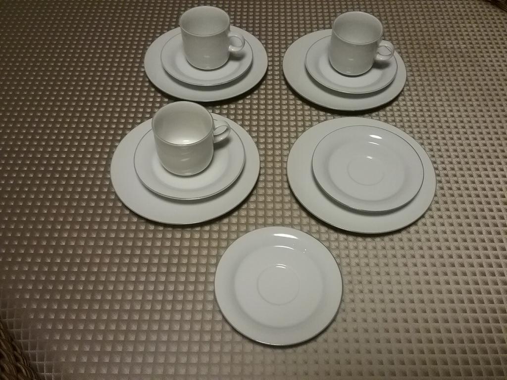 Borden en tassen met grijs boordje, Ophalen of Verzenden, Zo goed als nieuw, Bord(en)