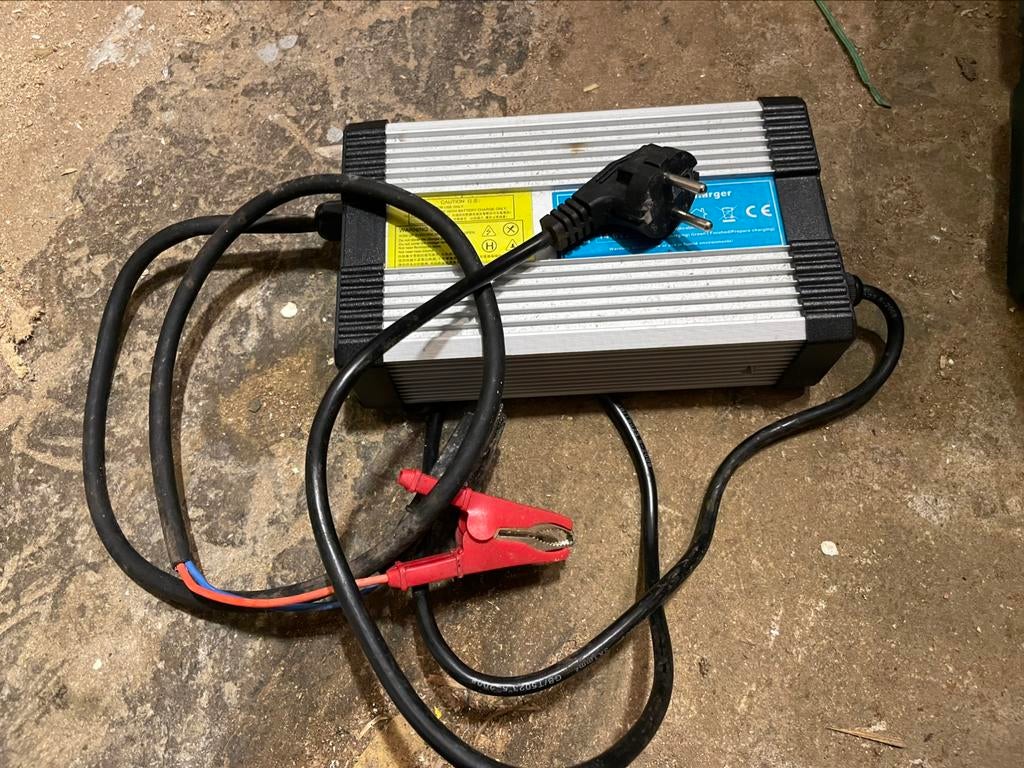 Lithium Battery charger chargeur 12V batterie, Autos : Pièces & Accessoires, Batteries & Accessoires, Utilisé, Enlèvement