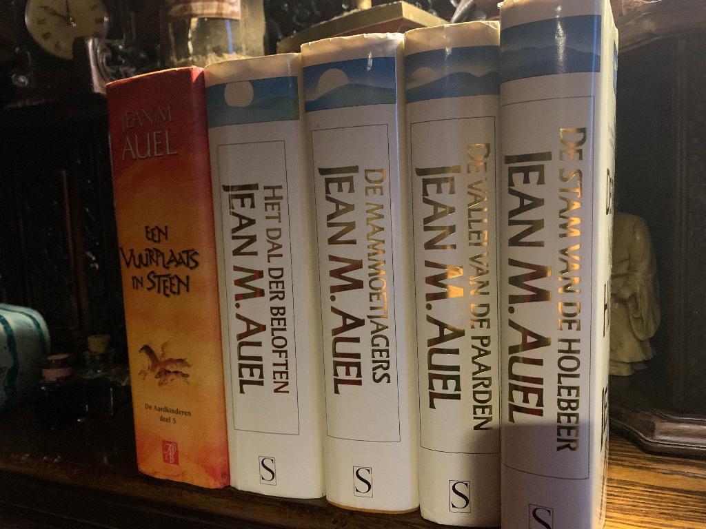 De aardkinderen, Ophalen of Verzenden, Gelezen, Jean M. Auel