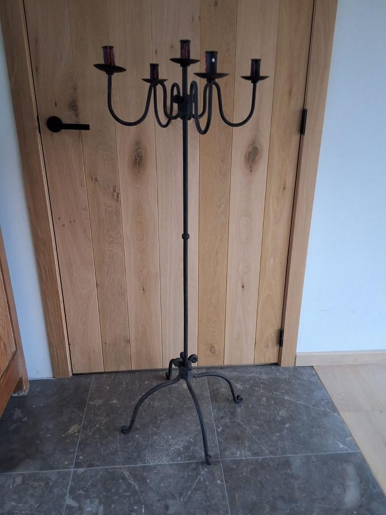 Chandelier ancien en fer forgé

Chandelier ancien pour 5 bou, Antiquités & Art, Enlèvement