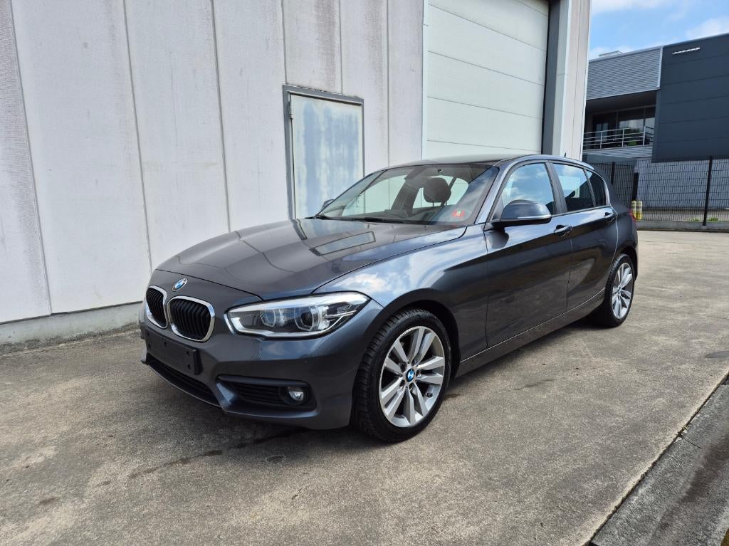 BMW 118i Automaat LED GPS Zetelverwarming, Auto's, BMW, Bedrijf, 3 cilinders, Parkeersensor, Zilver of Grijs