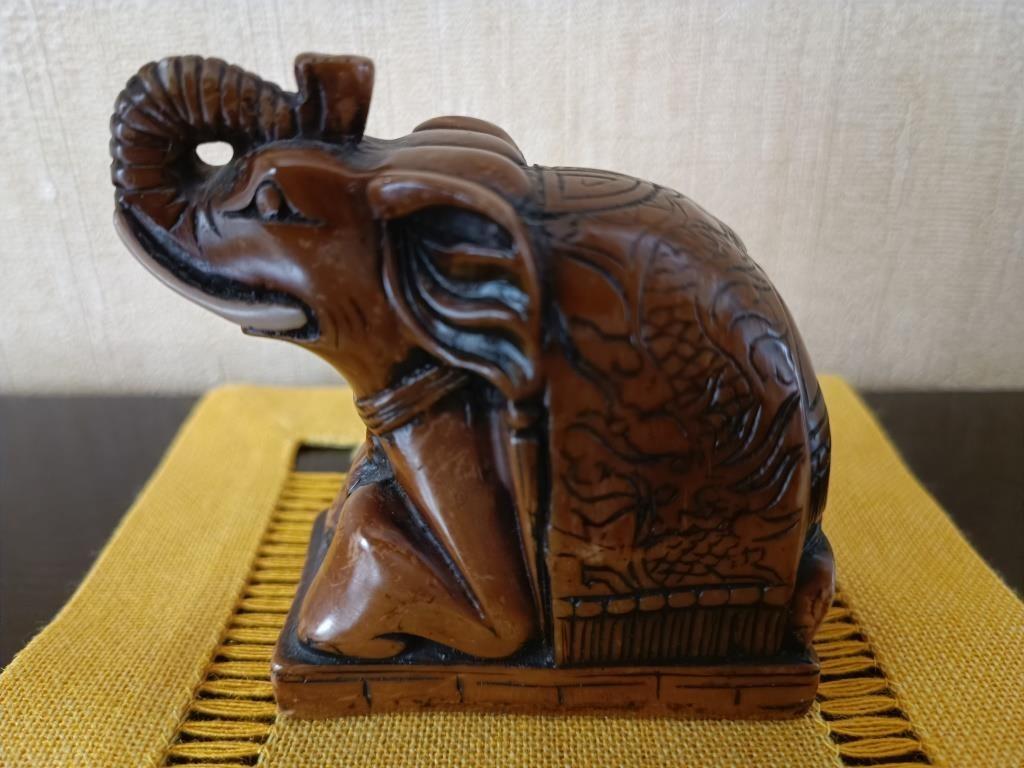 Ceremoniële olifant bedekt met mooie gebeeldhouwde draperieë, Ophalen