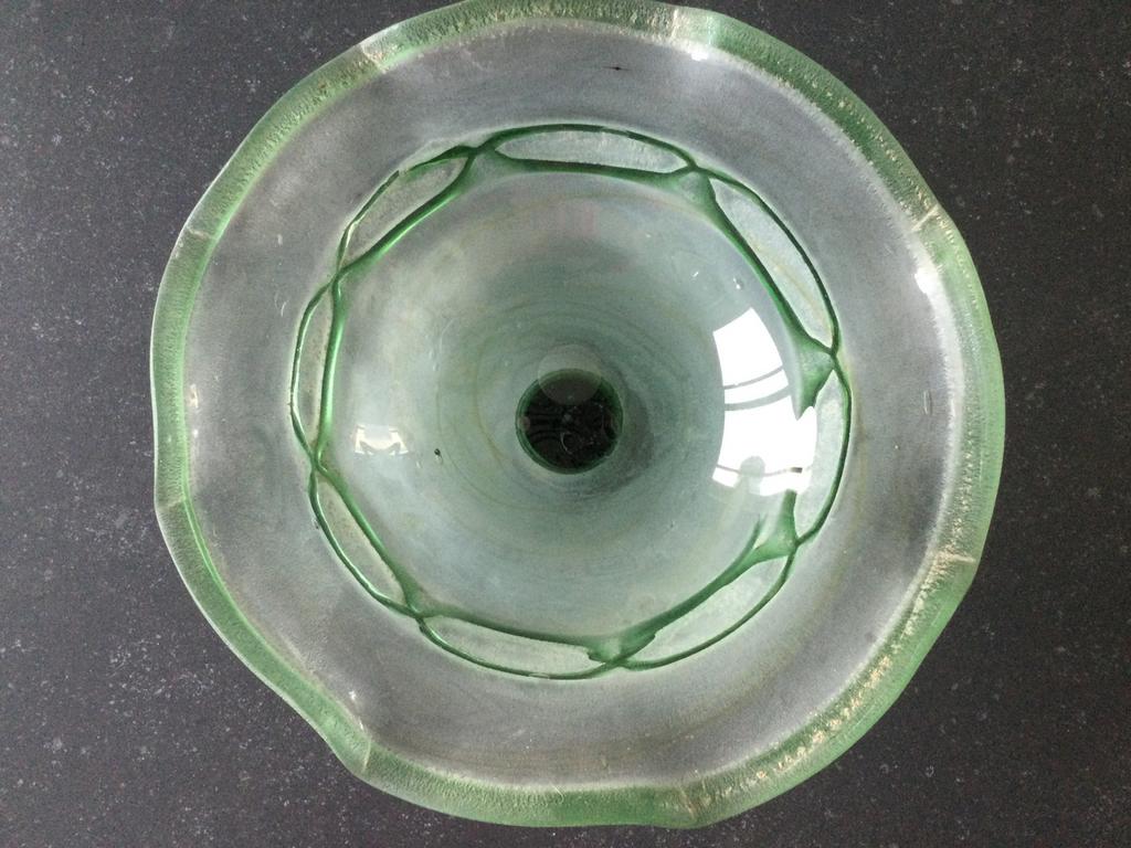 Glazen groene schaal op voet., Enlèvement