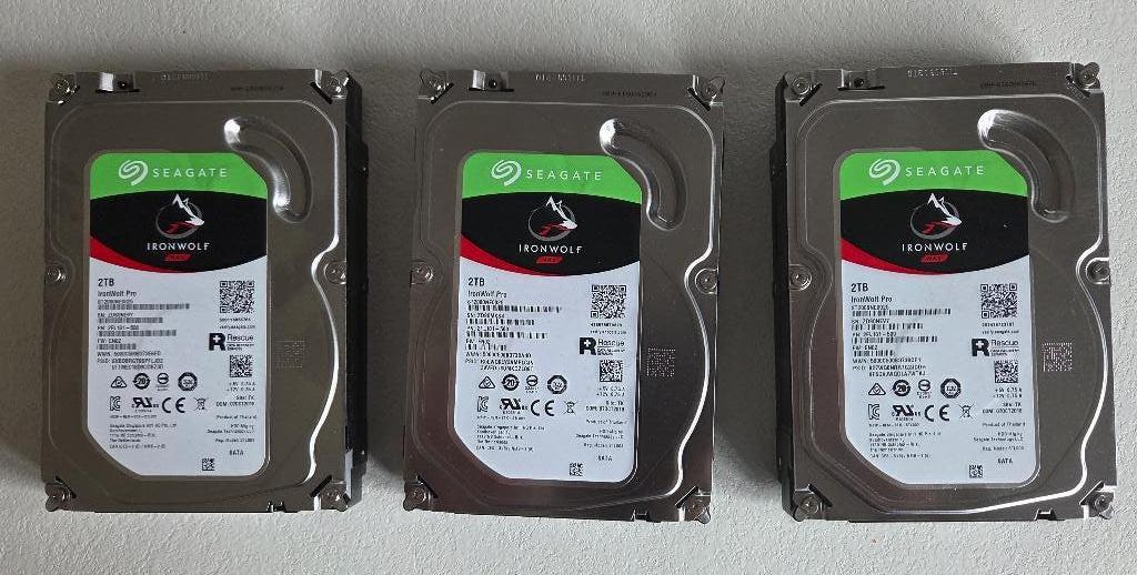 3x Seagate Ironwolf + 1x WD RED 2TB HD SATA, Informatique & Logiciels, Disques durs, Enlèvement ou Envoi, Utilisé, SATA, HDD