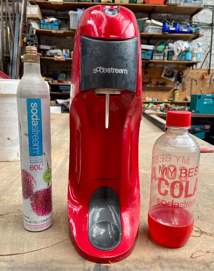 Sodastream rouge avec bouteille de gaz, Enlèvement, Utilisé