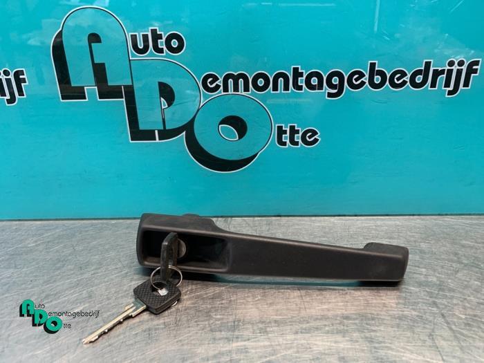 Poignée portière 4portes avant gauche d'un Mercedes MB 100, Autos : Pièces & Accessoires, Carrosserie & Tôlerie, Mercedes-Benz