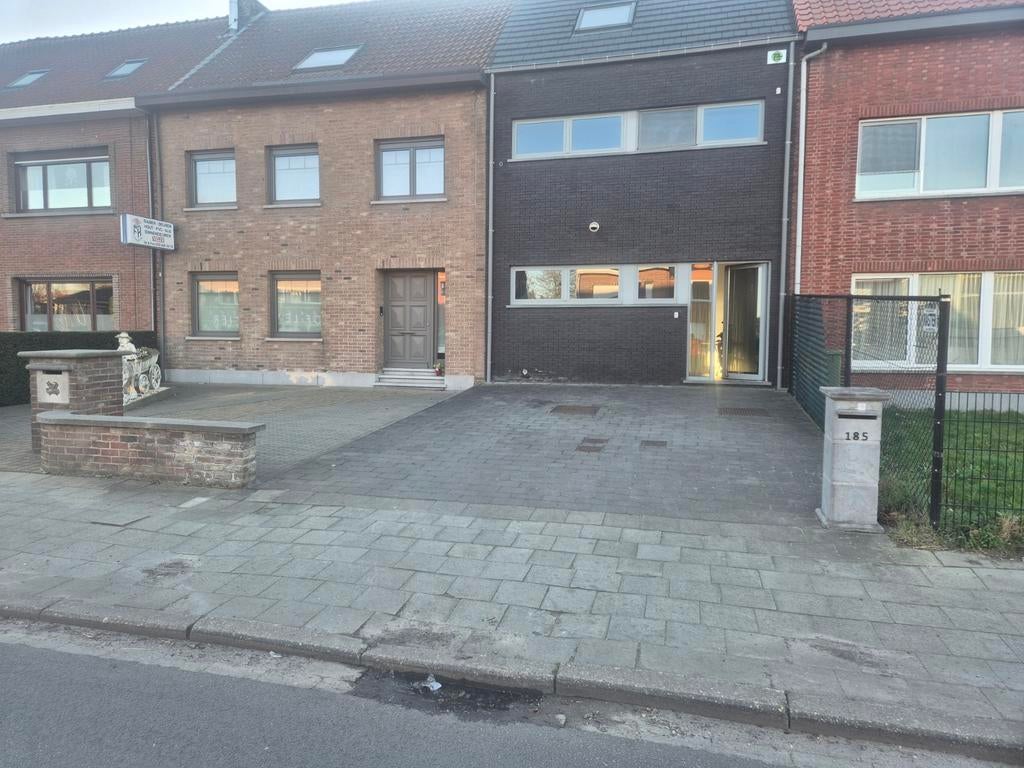 Oprit voor 1 of 2 auto's te huur of mobile Home  Met camera