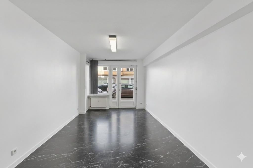 Appartement met handelsruimte te huur op goede locatie, 50 m² of meer, Oostende