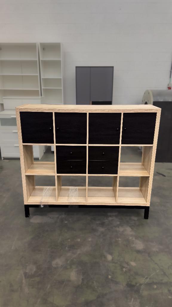 KALLAX IKEA rek,gebleekt eiken effect/zwart(met accessoires), Huis en Inrichting, Kasten | Boekenkasten, Nieuw, 100 tot 150 cm