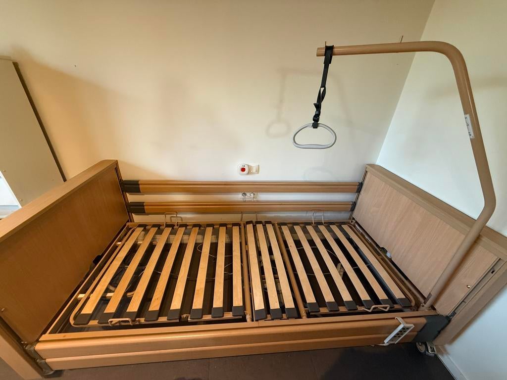 Elektrisch hoog-laag zorgbed + papegaai - in goede staat!, Ophalen, Gebruikt, Verstelbaar