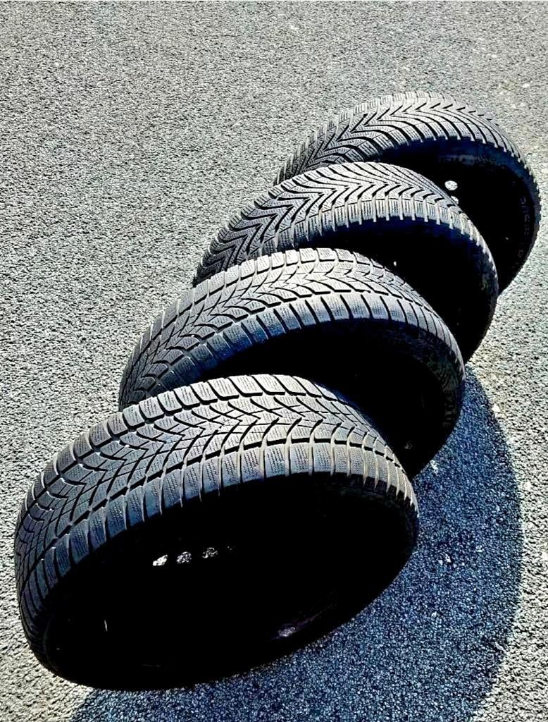 Pneus hiver 205/55-16 montés sur jantes Ford, Autos : Pièces & Accessoires, Pneus & Jantes, Pneus et Jantes, Pneus hiver, 16 pouces