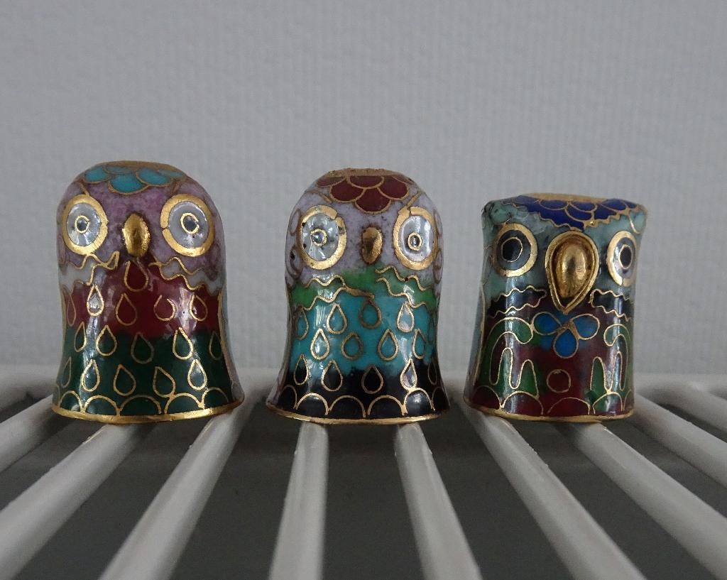 vingerhoedjes : 3 cloisonné vingerhoedjes, uilen., Collections, Dés à coudre, Enlèvement, Comme neuf, Autres matériaux