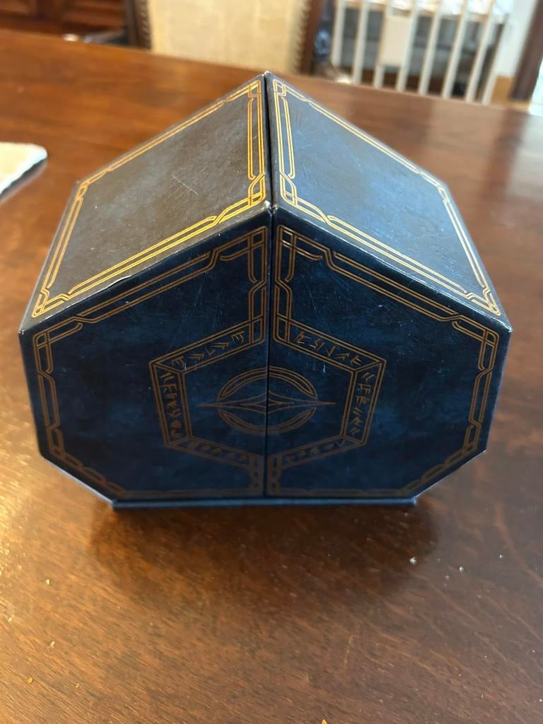 Coffret officiel de Tomorrowland 2025, Une personne