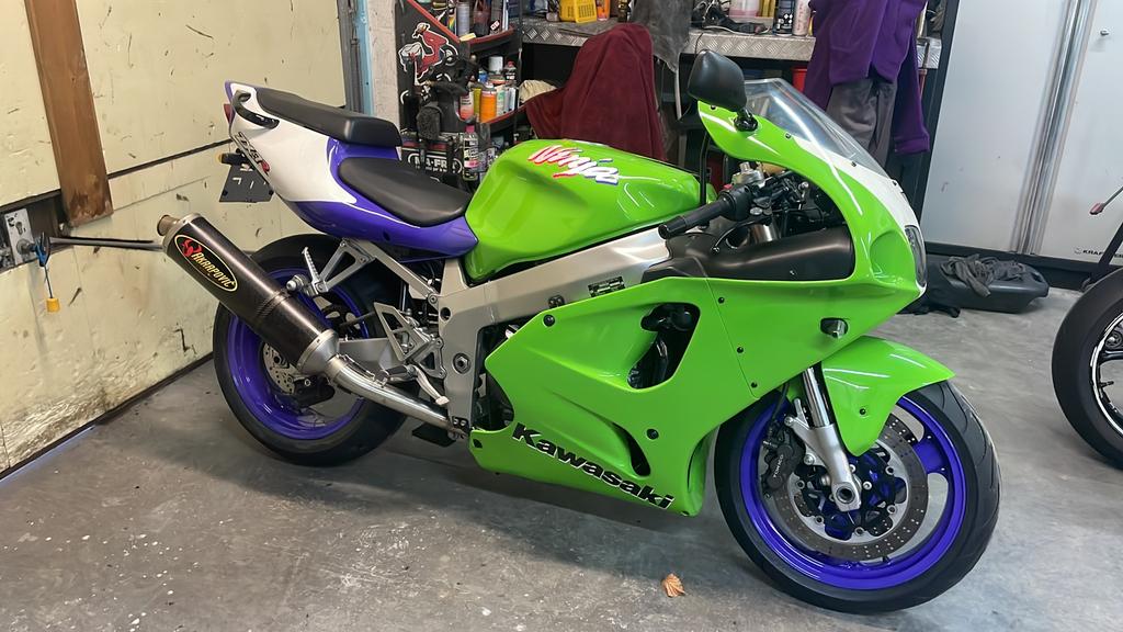 Staat van de showroom van Kawasaki zx7r, Ophalen