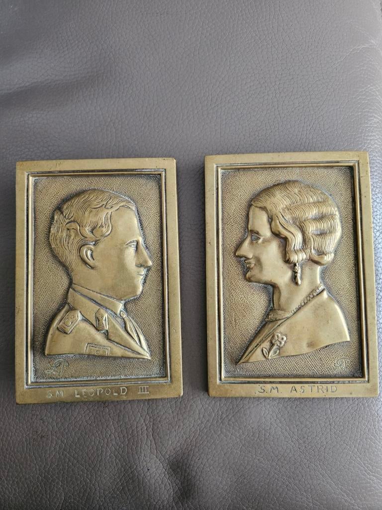 2 plaques en bronze en relief : le roi Léopold III et la rei, Timbres & Monnaies, Pièces & Médailles, Enlèvement ou Envoi