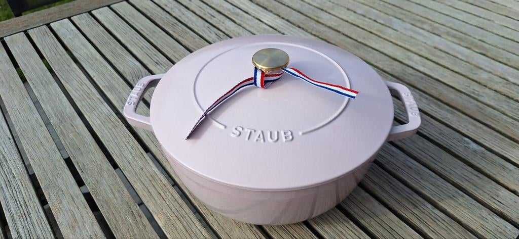 Staub cocotte 24cm roze nieuw en ongebruikt, Huis en Inrichting, Keuken | Potten en Pannen, Gietijzer, Nieuw, Ophalen of Verzenden