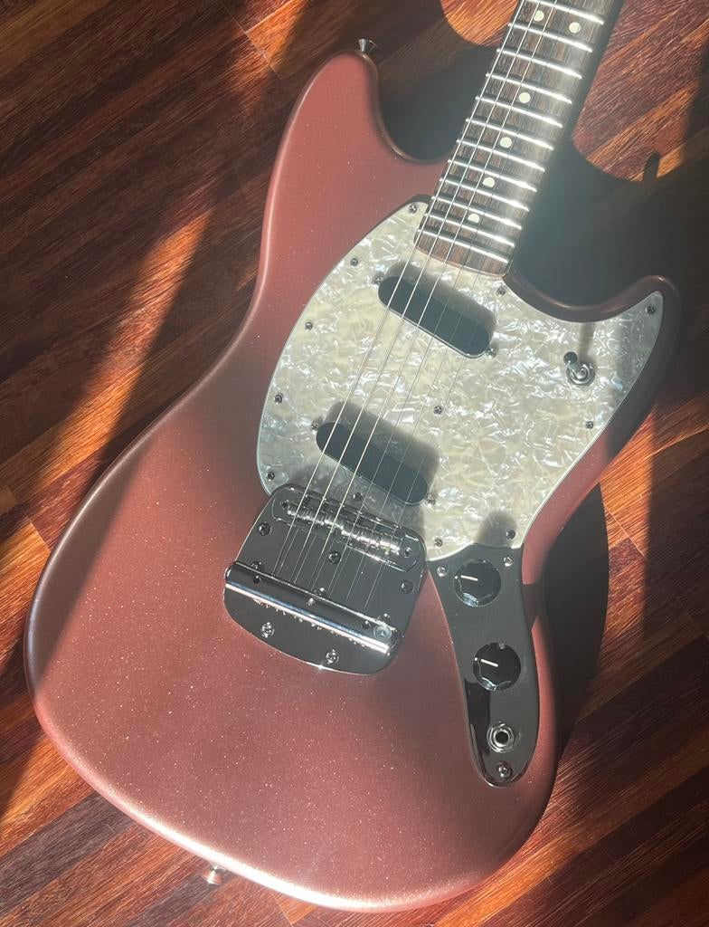 Fender American Performer Mustang (Penny), Musique & Instruments, Instruments à corde | Guitares | Électriques, Utilisé, Solid body