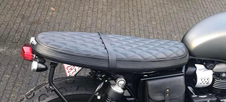 Origineel Triumph Diamond Quilted zadel (flat bench seat), Motos, Accessoires | Autre, Comme neuf, Enlèvement
