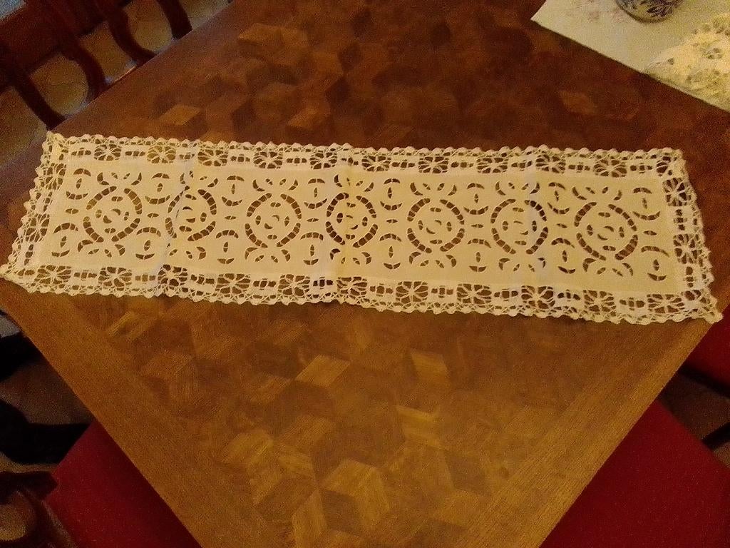 Napperon brodé à la main tout petit prix, Maison & Meubles, Nappes, Enlèvement, Utilisé