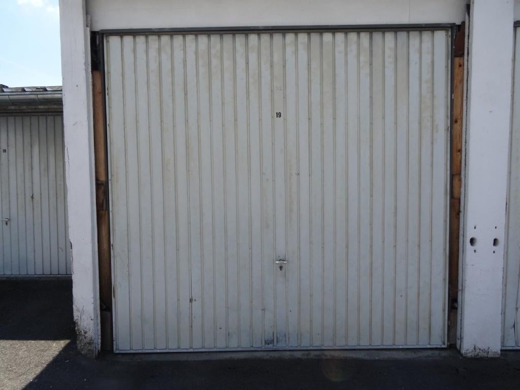 GRAND GARAGE A LOUER A JAMBES, Provincie Namen