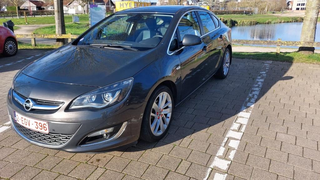 Opel Astra 1.4 turbo benzine Automaat in perfect staat, Auto's, Opel, Automaat, Parkeersensor, Leder, Bruin