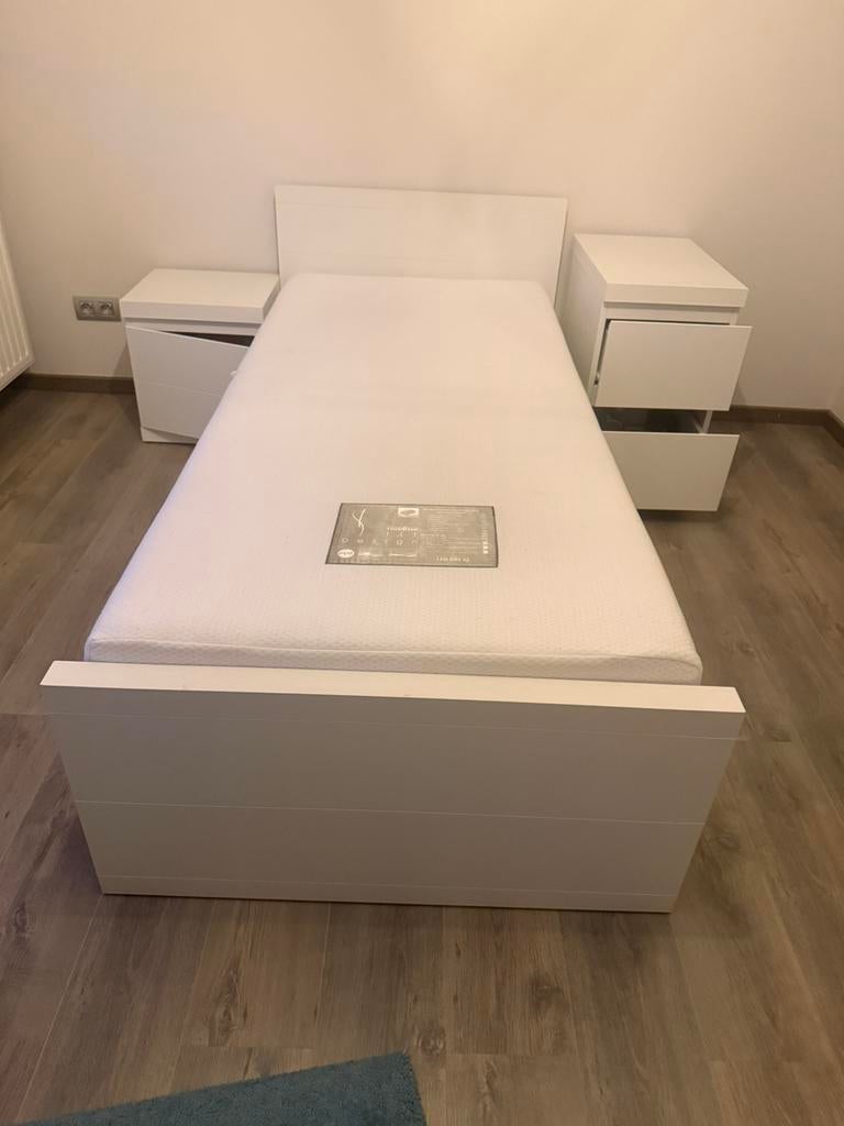 Een persoons bed en nachtkastjes in MDF plaatmateriaal!, Huis en Inrichting, Ophalen, Verstelbaar, 90 cm, Eenpersoons