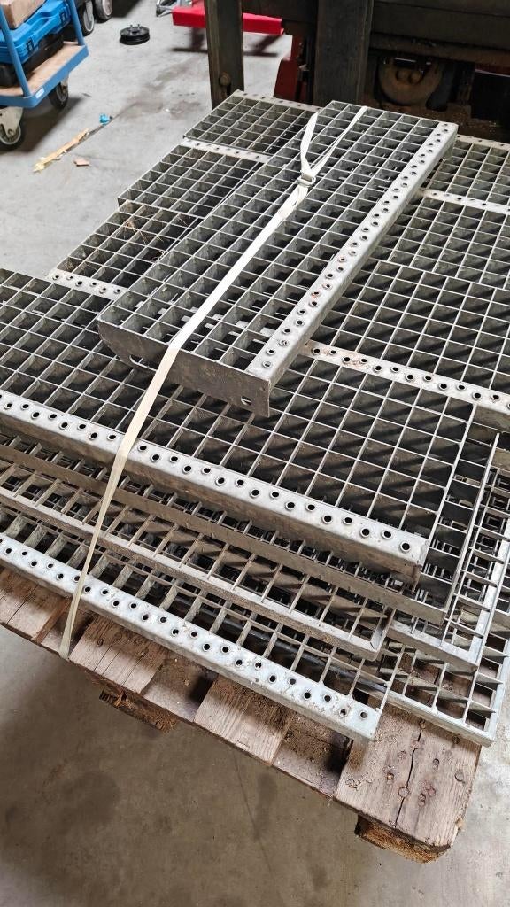 Lot metalen wafelroosters trap treden verzinkt, Enlèvement, Neuf, Escalier, 2 à 4 mètres