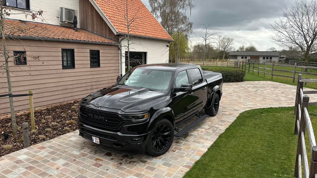 Dodge RAM 1500 limited black ops 5.7 V8 402 pk HEMI, Auto's, Automaat, Zwart, Leder, 2826 kg