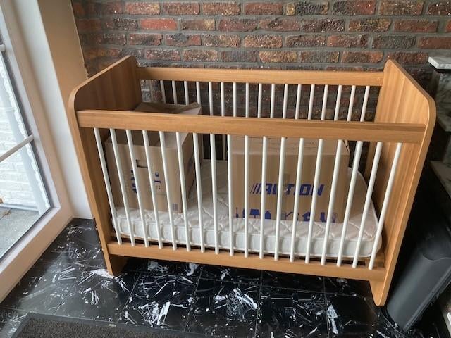 Lit bébé avec matelas et 4 jeux de draps, Moins de 70 cm, Comme neuf, Moins de 140 cm, Enlèvement