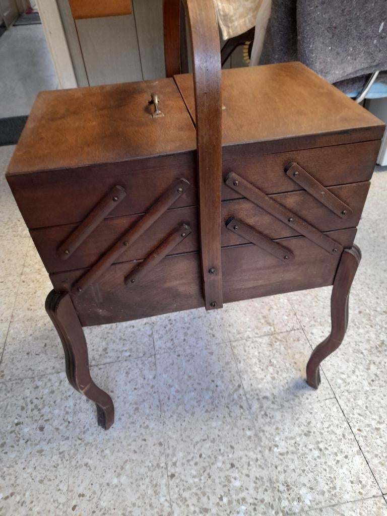 Naaidoos, op poten, perfecte staat, houten , antiek, Ophalen, Zo goed als nieuw