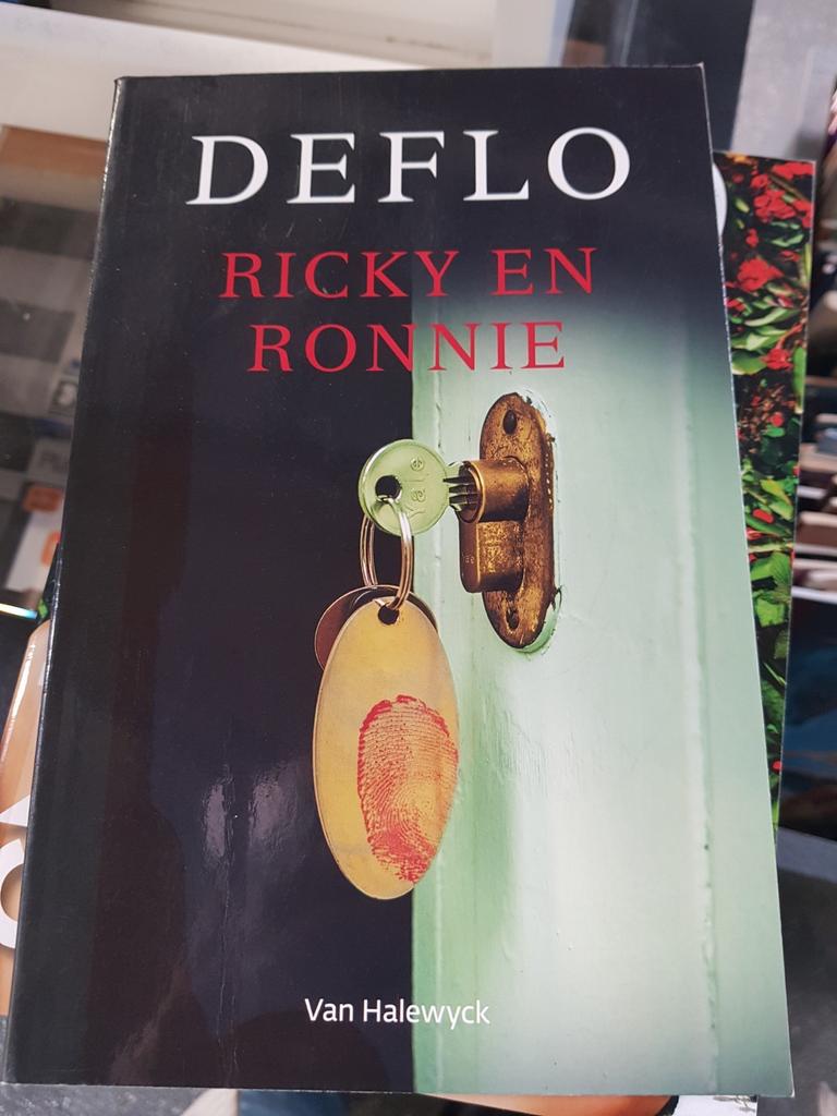 Luc Deflo - Ricky en Ronnie THRILLER, Boeken, Thrillers, Zo goed als nieuw, Ophalen of Verzenden
