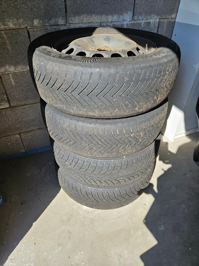 Jantes tôles VW + pneus hiver + enjoliveurs, Autos : Pièces & Accessoires, Pneus hiver, 16 pouces, 205 mm, Pneu(s)