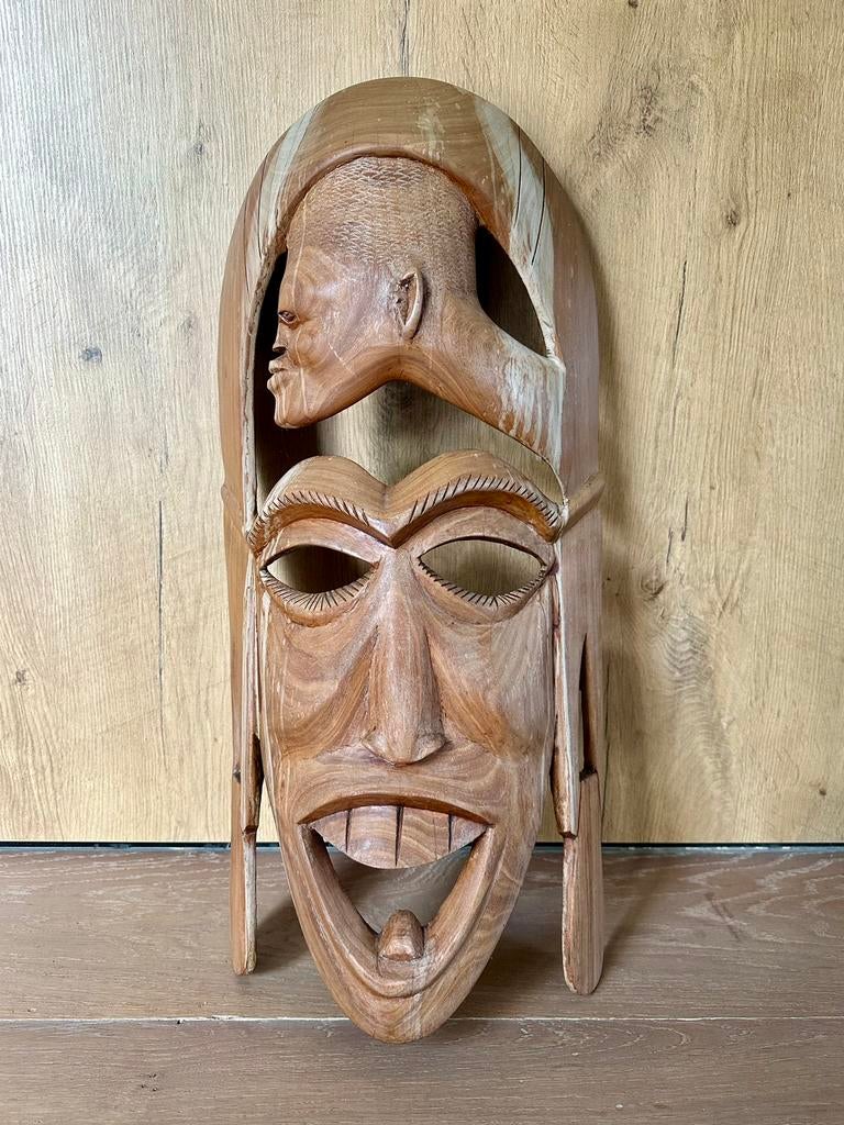 Masque africain en bois, Enlèvement