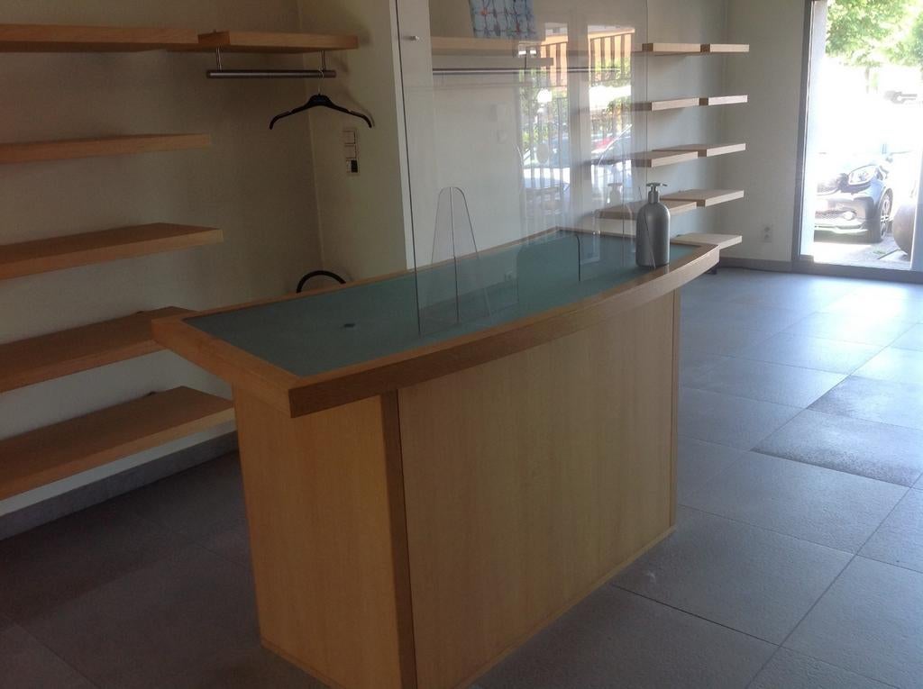 mobilier de magasin en chêne comptoir table étagères, Articles professionnels, Décoration d'intérieur, Enlèvement, Utilisé, Table