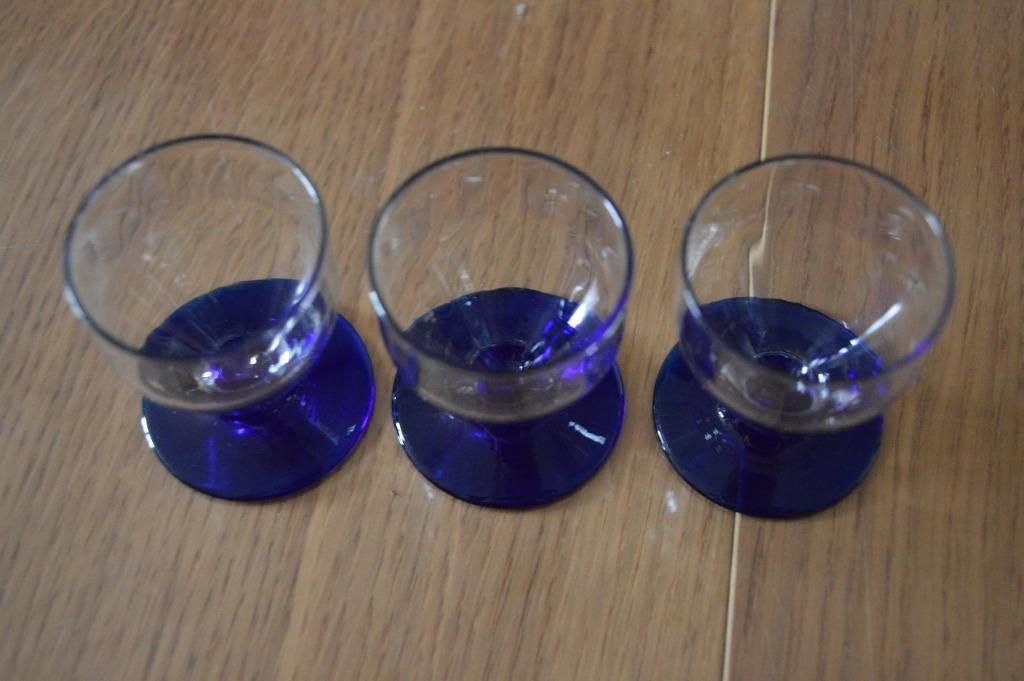 3 borrelglaasjes met blauwe voet + 2 iets groter en geribt, Ophalen of Verzenden, Zo goed als nieuw, Borrel- of Shotglas