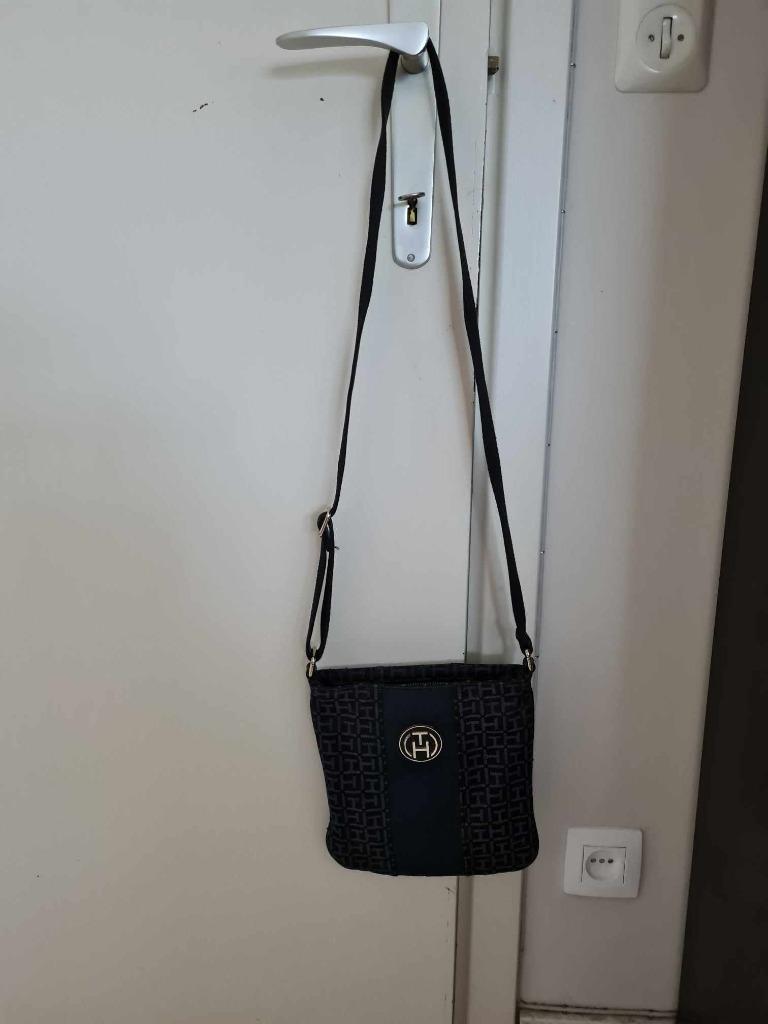 Kleine „Tommy Hilfiger” schoudertas in zeer goede staat, Handtassen en Accessoires, Tassen | Damestassen, Verzenden, Gebruikt