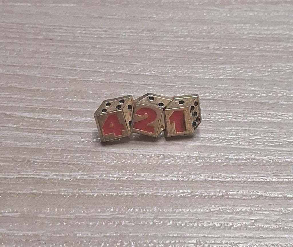 PIN - 4 2 1 - DOBBELSTENEN - DÉS, Verzamelen, Verzenden, Gebruikt, Overige onderwerpen, Speldje of Pin