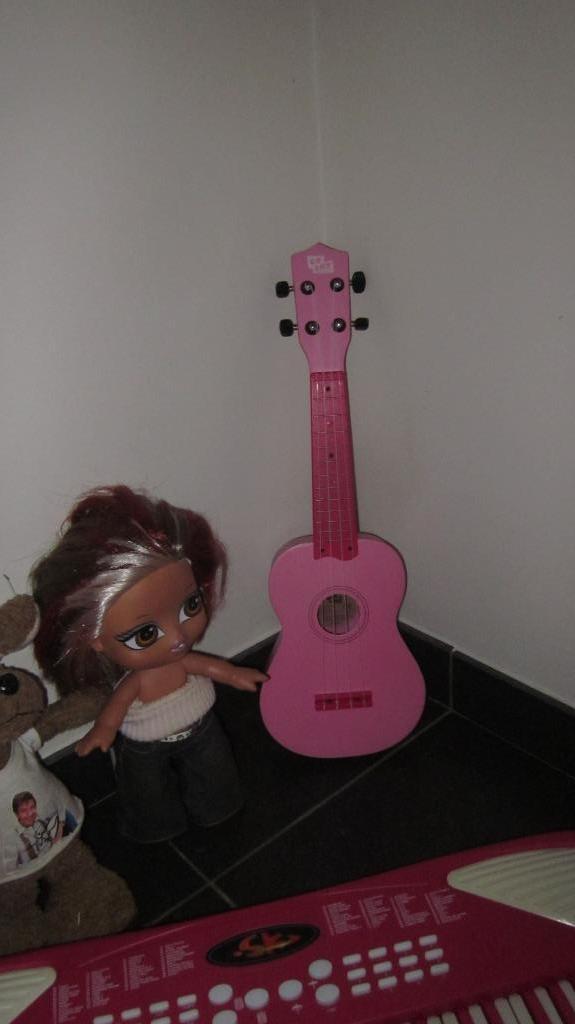 nouveaux jouets classiques - Guitare jouet en bois ROSE, Enfants & Bébés, Enlèvement ou Envoi, Comme neuf